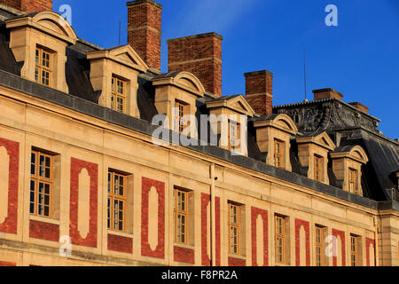 Nel tardo pomeriggio sole colpisce la facciata frontale di Chateau Versaille, nella periferia di Parigi, Francia Foto Stock