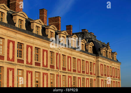 Nel tardo pomeriggio sole colpisce la facciata frontale di Chateau Versaille, nella periferia di Parigi, Francia Foto Stock