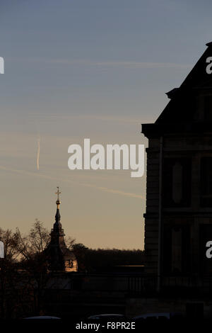 Nel tardo pomeriggio sole colpisce la facciata frontale di Chateau Versaille, nella periferia di Parigi, Francia Foto Stock