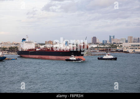 Oil Chemical Tanker "Overseas Tampa' lasciando il suo ormeggio nel porto Everglades Florida USA Foto Stock
