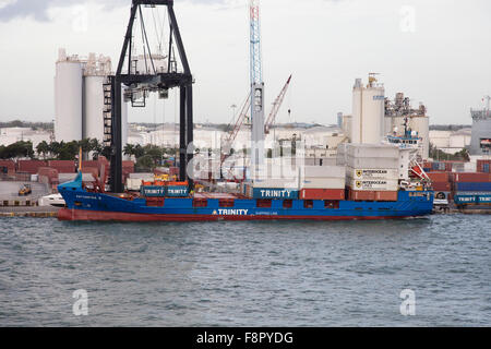 Contenitore della nave 'Katharina B' ormeggiato a Port Everglades Harbour, Florida, Stati Uniti d'America Foto Stock