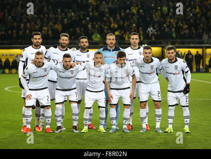 Dortmund, Germania. Decimo Dec, 2015. Salonicco i giocatori di posa per una foto del team prima di Europa League gruppo C partita di calcio Borussia Dortmund vs PAOK Salonicco a Dortmund, Germania, 10 dicembre 2015. (Bancata posteriore, L-R) Alexandros Tziolis, Stelios Malezas, Giorgos Tzavellas, Torwart Panagiotis Glykos, Dimitar Berbatov; (bancata anteriore, L-R) Giannis Skondras, Róbert Mak, Ergys Kace, Gojko Cimirot, Giannis Mystakidis, Dimitris Konstantinidis. Foto: Friso Gentsch/dpa/Alamy Live News Foto Stock