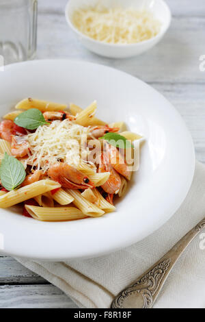 Pasta penne con salsa di pesce nel recipiente bianco Foto Stock