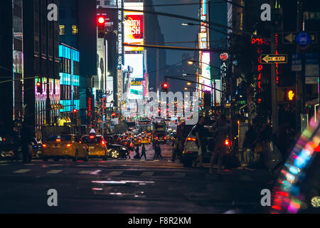 New York City - 20 settembre: Manhattan vista notturna il traffico Broadway, 20 settembre 2015. Foto Stock