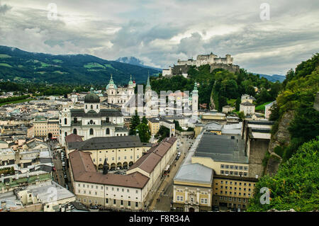 Vista del duomo di Salisburgo e il castello di Hohensalzburg in Altstadt, Salisburgo, Austria Foto Stock