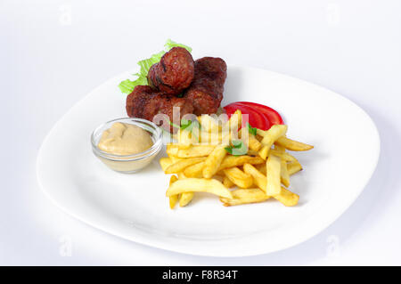 Rumeno tradizionale cibo Mititei con patatine fritte e senape sulla piastra bianca Foto Stock
