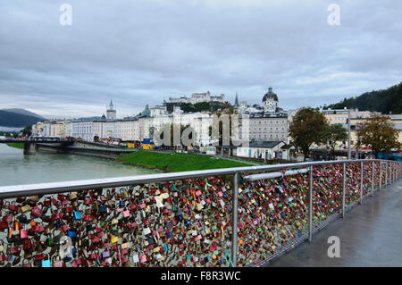 Amore blocca i lucchetti sul ponte Makartsteg oltre il Fiume Salzach Salisburgo in Austria Foto Stock