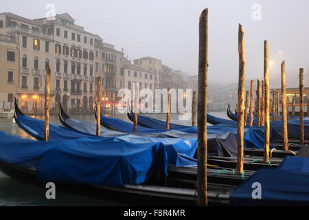 Gondole coperto al mattino presto Venezia Foto Stock