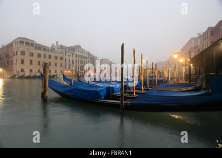 Gondole coperto al mattino presto Venezia Foto Stock