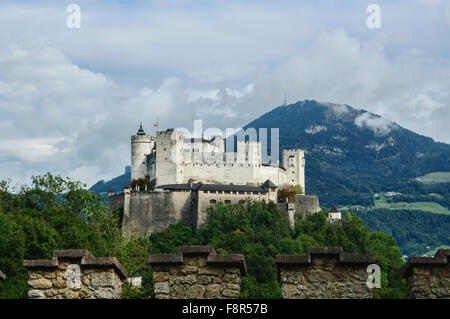 Vista del castello di Hohensalzburg nell'Altstadt, Salisburgo, Austria Foto Stock