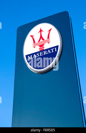 Maserati segno esterno concessionaria auto contro un cielo blu che mostra il logo dello sport automobilistico italiano produttore 'Maserati' Foto Stock