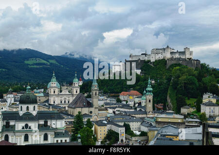 Vista del duomo di Salisburgo e il castello di Hohensalzburg nell'Altstadt, Salisburgo, Austria Foto Stock