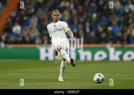 Madrid, Spagna. L'8 dicembre, 2015. Pepe (reale) Calcio/Calcetto : UEFA Champions League Giornata 6 Gruppo un match tra il Real Madrid CF 8-0 Malmo FF al Santiago Bernabeu di Madrid in Spagna . © Mutsu Kawamori/AFLO/Alamy Live News Foto Stock