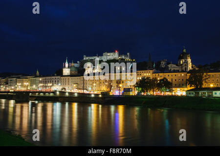 Vista di Salisburgo di notte attraverso il fiume, Salisburgo, Austria, Europa Foto Stock