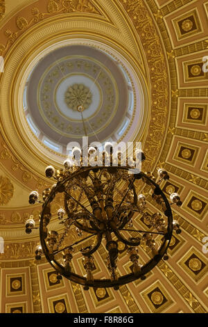 Classico soffitto a cupola con un lampadario al Campidoglio di Washington DC Foto Stock