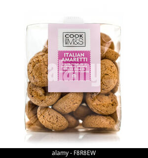 Pacchetto di Marks & Spencer Italian Amaretti su sfondo bianco Foto Stock