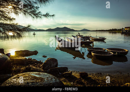 Barche da pesca ancorate nel fiume, Lang co, Thua Thien Hue, Vietnam Foto Stock