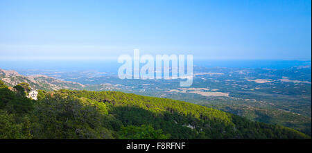Baia di Porto Vecchio, panoramico paesaggio costiero della Corsica in serata, Francia Foto Stock