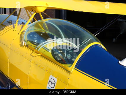 Pitts Special G-ODDS parcheggiato a White Waltham Airfield nella parte anteriore di un hangar Foto Stock