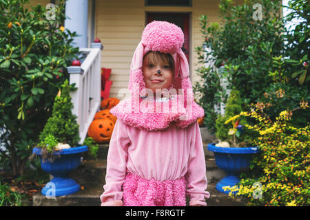 Giovane ragazza in pink poodle costume Foto Stock