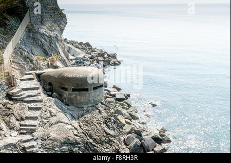 Guerra Mondiale 2 bunker o pillola scatola lungo la costa delle Cinque Terre,Liguria,l'Italia. Foto Stock