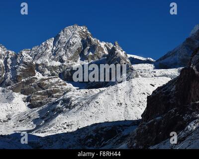 Scenario sul modo per la Cho La mountain pass, Nepal Foto Stock