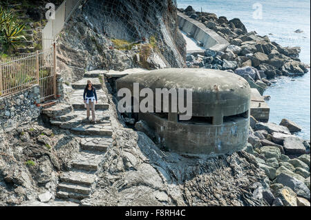 Guerra Mondiale 2 bunker o pillola scatola lungo la costa delle Cinque Terre,Liguria,l'Italia. Foto Stock