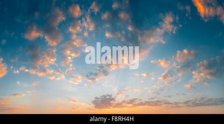 Panorama di blu, arancione e colori di giallo tramonto Cielo Sunrise Foto Stock