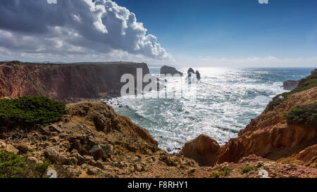 Scogliere e coste, Bordeira, Faro, Portogallo Foto Stock