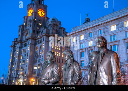 La statua del Beatles a Liverpool pierhead davanti al Royal Liver Building ( a sinistra) e Cunard Building. Foto Stock