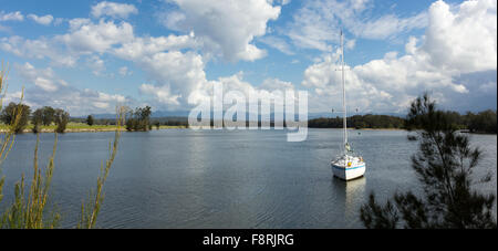 Barca sul fiume, Moruya, Nuovo Galles del Sud, Australia Foto Stock