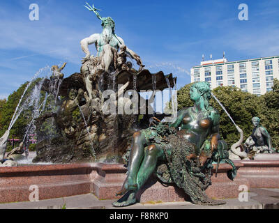 Fontana Neptunbrunnen in Berlino, Germania. Foto Stock