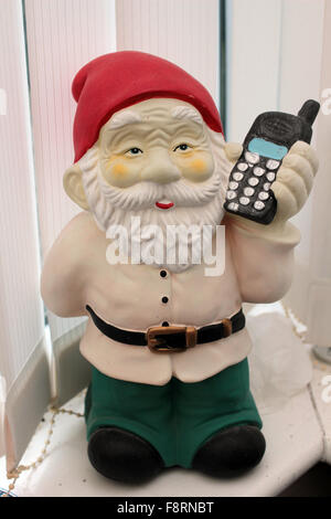 Gnome con un telefono Foto Stock