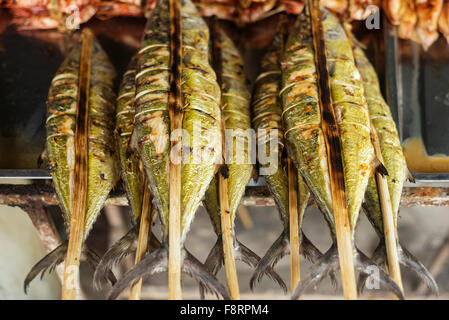 Freschi barbecue grigliate di pesce asiatici nel mercato kep Cambogia Foto Stock