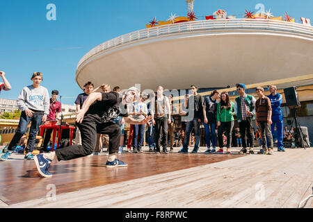 GOMEL, Bielorussia - 9 Maggio 2014: Battle dance squadre giovanili presso il festival della città. Street performer danze di rottura per la folla Foto Stock