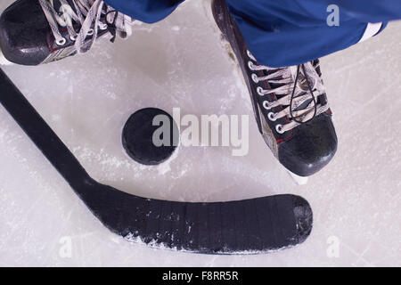 Due sticsk hockey e puck su ghiaccio, inizio del gioco, il concetto di concorrenza nel business, vista dall'alto Foto Stock