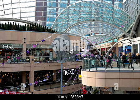 Packhorse Sculpture Equus Altus dell'artista Andy Scott in Indoors Trinity Shopping Centre Mall Albion Street Leeds West Yorkshire Inghilterra Regno Unito Foto Stock