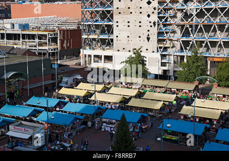 Guardando verso il basso sul Leeds City Outdoor Market bancarelle Leeds West Yorkshire Inghilterra Regno Unito GB Gran Bretagna Foto Stock