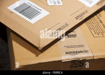 Primo piano dei pacchetti Amazon pacchi pacchi pacchi pacchi pacchi consegna shopping via Internet Inghilterra Regno Unito Regno Unito Gran Bretagna Foto Stock