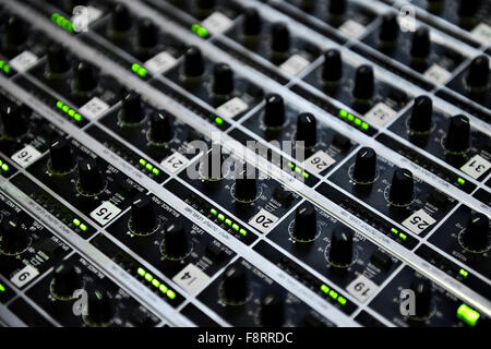 Dettaglio con manopole di regolazione su un Professional mixer audio Foto Stock