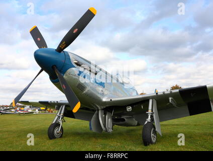 North American Mustang P-51D Jumpin Jaques visitando White Waltham Foto Stock