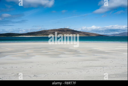 Taransay si vede attraverso Traigh Rosamol Luskentire Isle of Harris Foto Stock