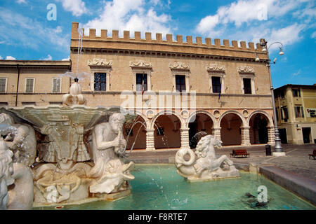 L'Italia, Marche, Pesaro, Piazza del Popolo, Fontana sfondo Palazzo Ducale Foto Stock