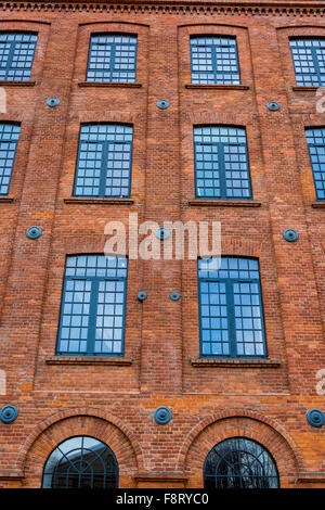 Splendidamente ristrutturato facciata di una vecchia fabbrica tessile Foto Stock