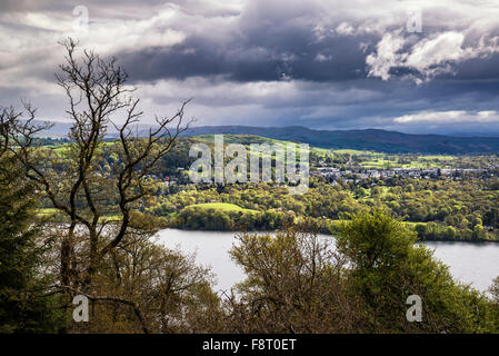 Vista da altezze Claife oltre il paesaggio del lago Windermere nel Lake District Foto Stock