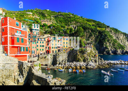 Le Cinque Terre Riomaggiore. Villaggio di Pescatori nel Parco Nazionale delle Cinque Terre, Italia. Foto Stock