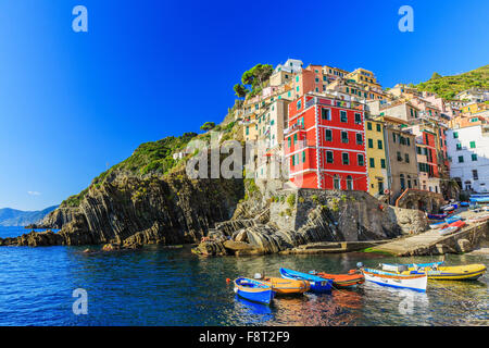 Le Cinque Terre Riomaggiore. Villaggio di Pescatori nel Parco Nazionale delle Cinque Terre, Italia. Foto Stock