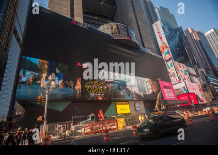 La pubblicità di J.J. Abrams' Star Wars: La forza si risveglia, che Premiere in due settimane, su un enorme schermo a LED in Times Square a New York il Venerdì, 4 dicembre 2015. Con il rilascio di numerosi rimorchi, licenza merchandise e ora in-vostro-faccia pubblicità della Disney Co. juggernaut promozionale è amping up per il blockbuster release.(© Richard B. Levine) Foto Stock