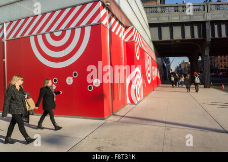 La gente a piedi passato l'obiettivo " Paese delle Meraviglie " pop-up store prima della sua apertura nel trendy Meatpacking District di New York sabato 5 dicembre 2015. Target ha recentemente annunciato piani per aprire un secondo archivio permanente in Manhattan nel quartiere Tribeca. (© Richard B. Levine) Foto Stock