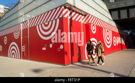 La gente a piedi passato l'obiettivo " Paese delle Meraviglie " pop-up store prima della sua apertura nel trendy Meatpacking District di New York sabato 5 dicembre 2015. Target ha recentemente annunciato piani per aprire un secondo archivio permanente in Manhattan nel quartiere Tribeca. (© Richard B. Levine) Foto Stock